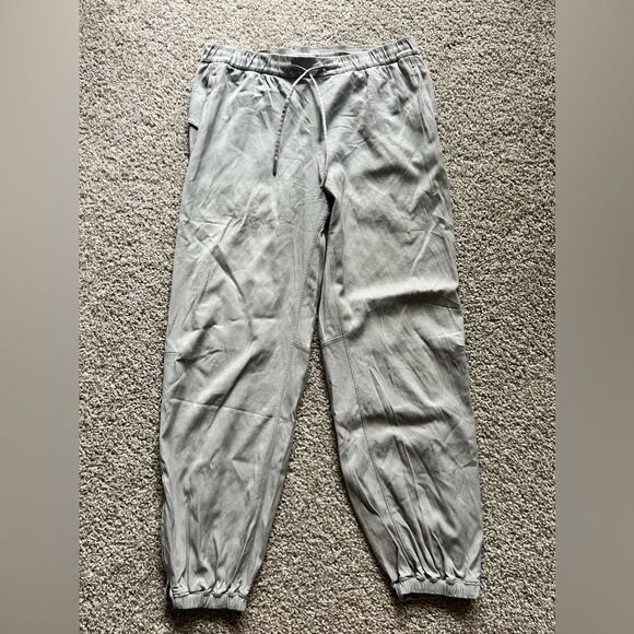Lululemon Essential Affinity Mid Rise Jogger
Silver Drop - Picture 1 of 3
